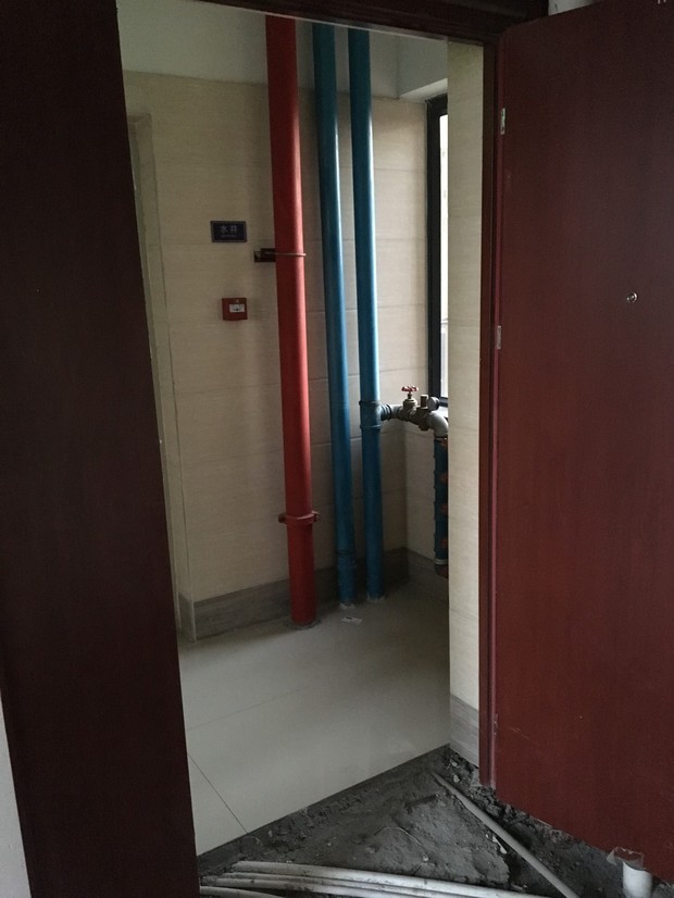 入户门与楼梯隔着防火门,并且对着消防管
