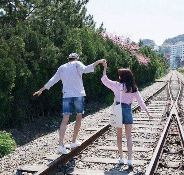 求一对情侣头像. 一男一女走在铁路上.旁边两侧都是偏黄色的树 谢谢