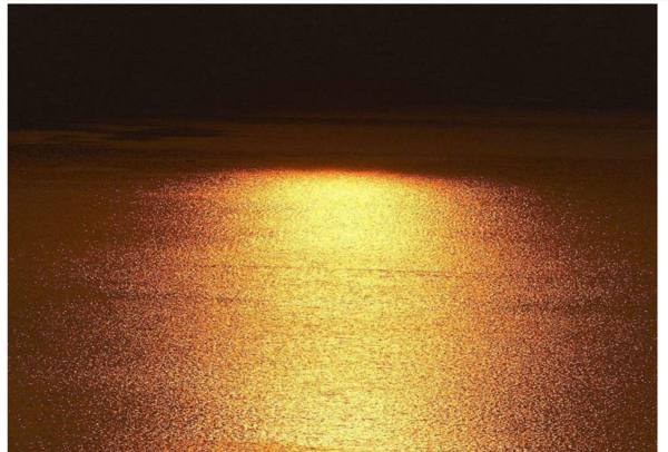 太阳筛下一束束金光,照在水面上,这句话中的筛下是什么意思