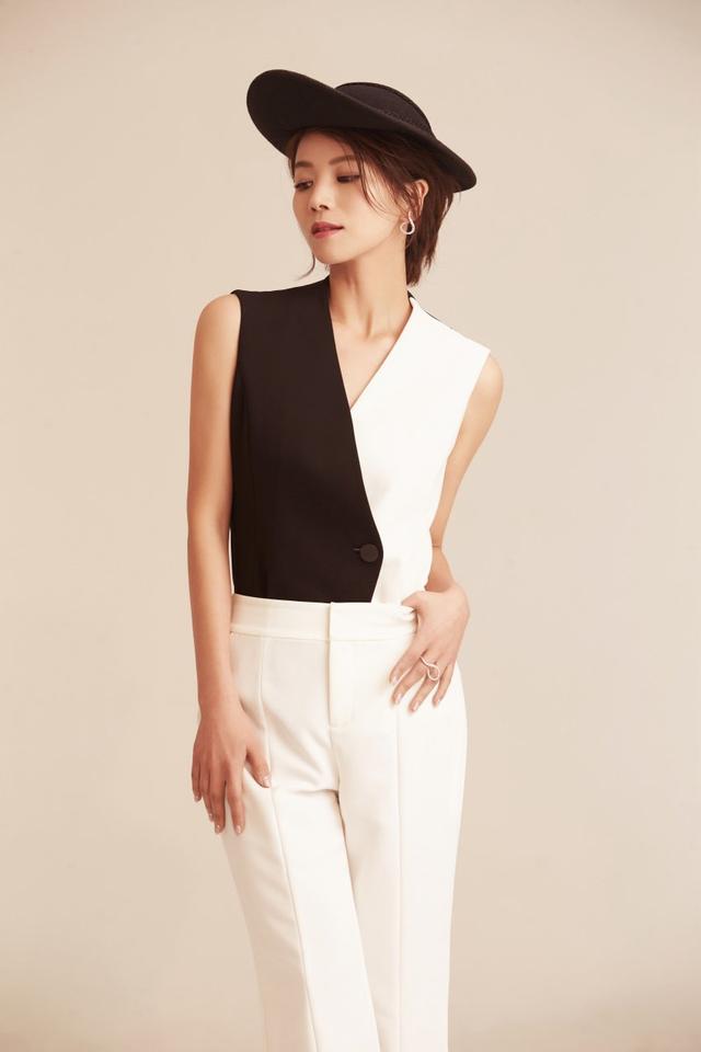 曹曦文晒西服写真_曹曦文复古时尚写真曝光 黑白之间彰显别样优雅