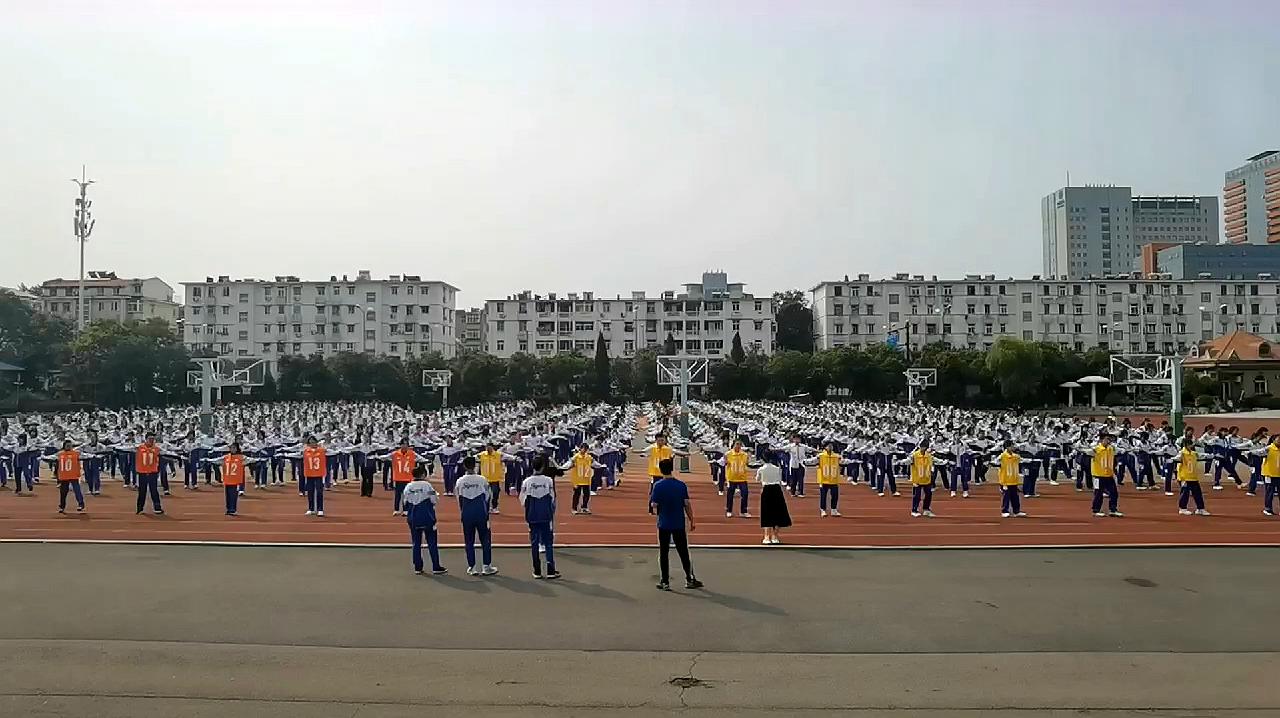 [图]舞动青春梦想——济南中学青年学子大课间韵律操倾情演绎