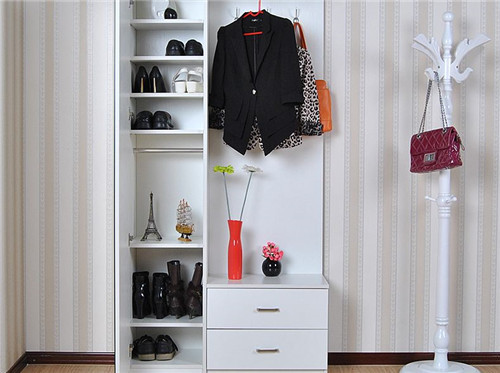 夏天的白色衣服放在衣柜一个冬天容易变黄,应该怎么办?