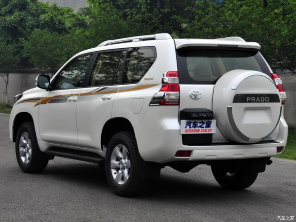 有种丰田汽车,是越野车,屁股上有一个大备胎,好像是陆巡,具体是什么