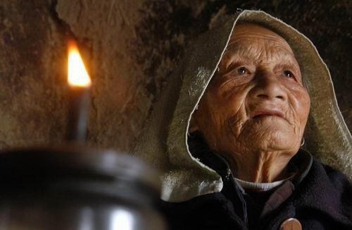 梦见自己死去的母亲给我鞋子穿 是什么意思