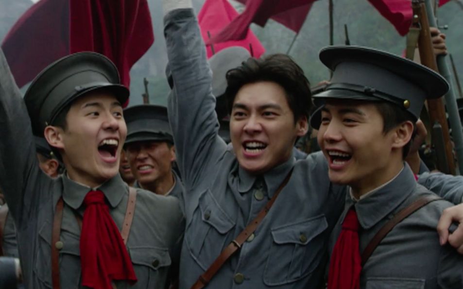 年迈老兵组织全家观看《建军大业》观众:差点没把隐形眼镜哭出来