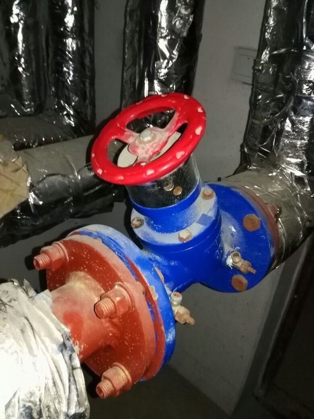 请问这个阀门在集中供暖主管道上起什么作用?