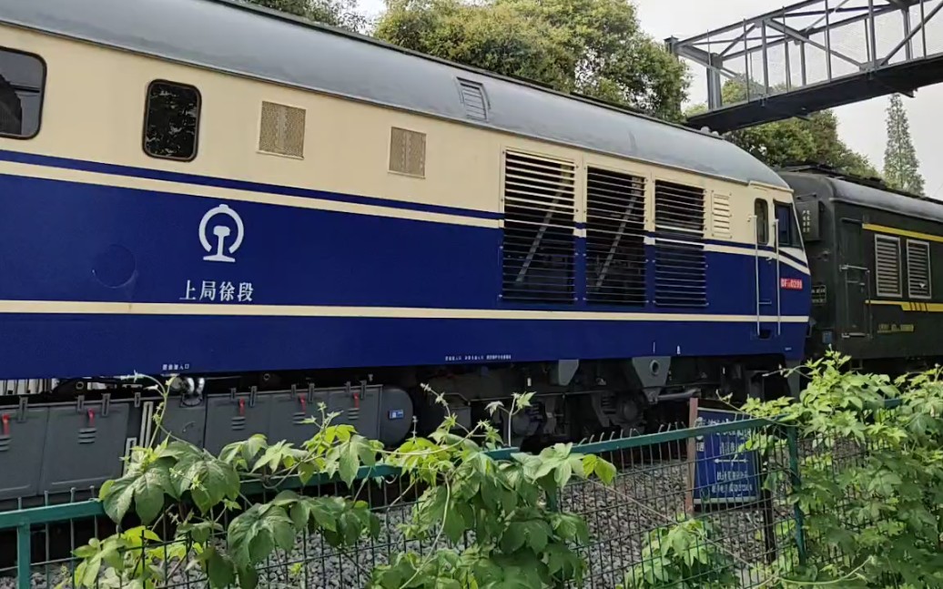 东风11型 内燃机车牵引k101次列车通过马鞍山湖南西路铁路桥