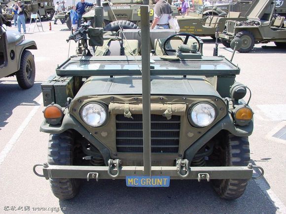 雷马根大桥中的美军吉普前的柱子是干什么的?