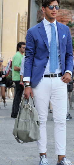 男士白色修身裤搭配什么颜色的衣服和鞋子?