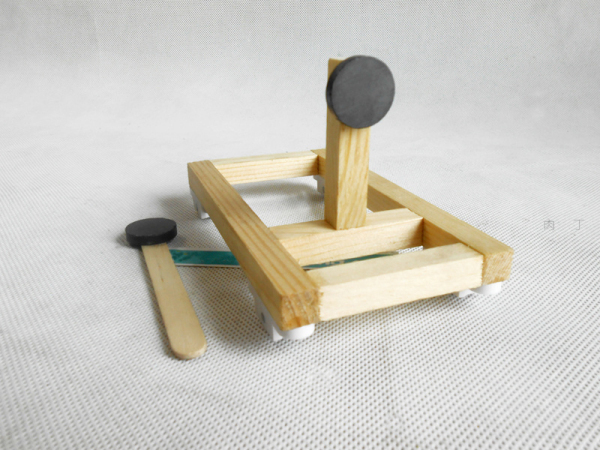 利用磁铁制作一个小玩具(实物)