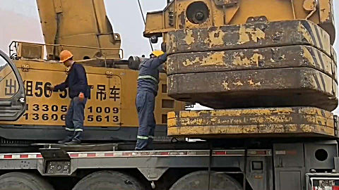 给 吊车加 配重块太重了,但还是为了生命安全,必须加!