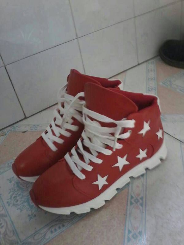 女生,皮肤稍黑,红色白底高帮鞋子,白色小脚裤配