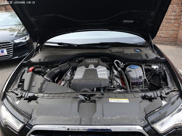 你是说50tfsi车型吧?它使用的是3.0升v型6缸机械增压发动机!