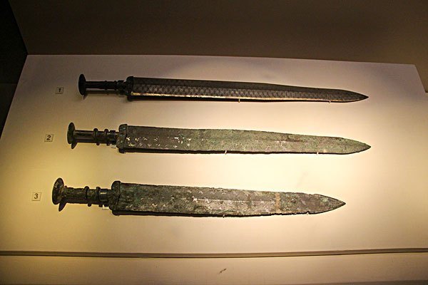 秦始皇兵马俑出土的青铜剑,为何在地下沉睡两千多年却不锈呢?