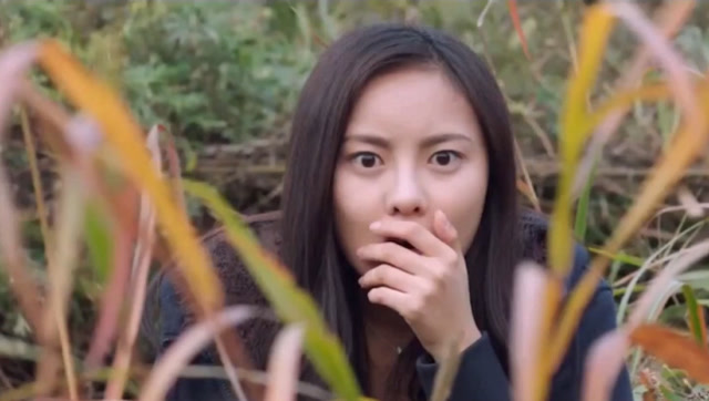 一部韩国伦理电影《蚯蚓》女子草丛中看到同学和男友约会,拍下视频毁