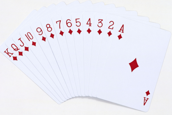 扑克牌同花和同色的区别