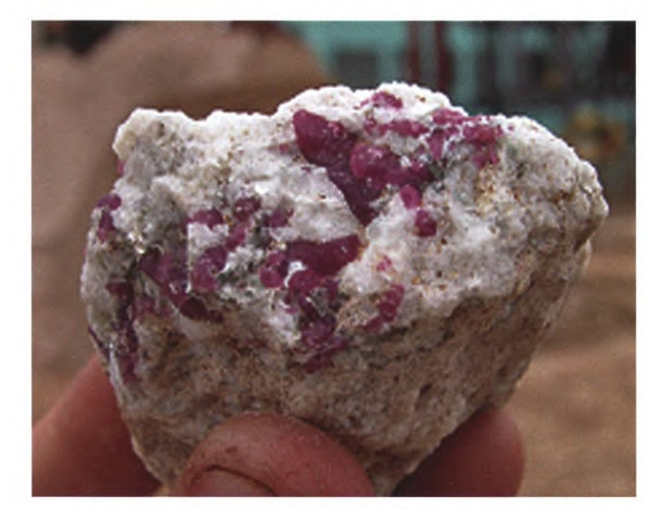 图4-37 肯尼亚曼加里含有红宝石晶体的脱硅伟晶岩