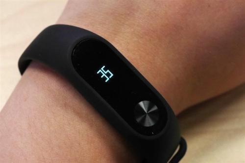 我的小米手环2代屏幕突然不亮了,然后我就一直