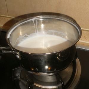等沫下去,再煮沸,反复煮几次才好,具体做法如下: 1,把牛奶倒入锅中