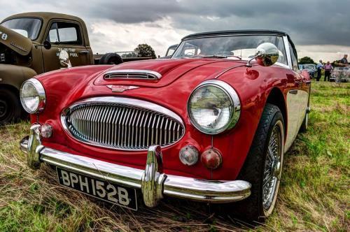 求问一辆车尾只有一串英文字母的车?