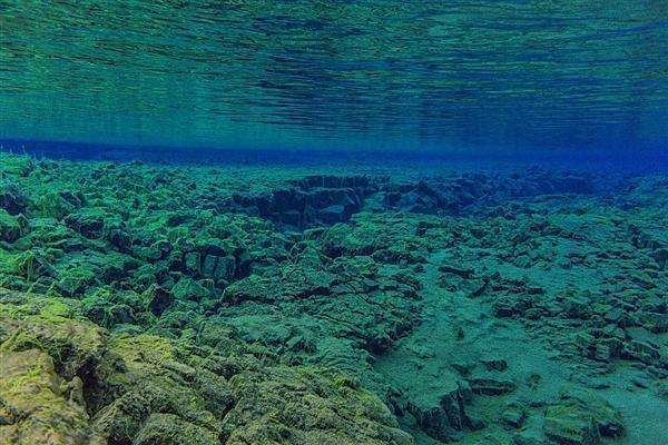 马里亚纳海沟有1万多米之深,那一万多米处的水温是多少?