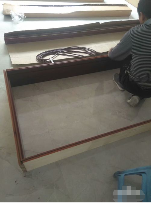 4,把门框抬立起来,然后靠在墙壁两边,要注意保持两边平衡,不要倾斜