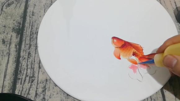 小金刚给大 家画个"金鱼",用 果酱画做个简单盘头,先收藏下!