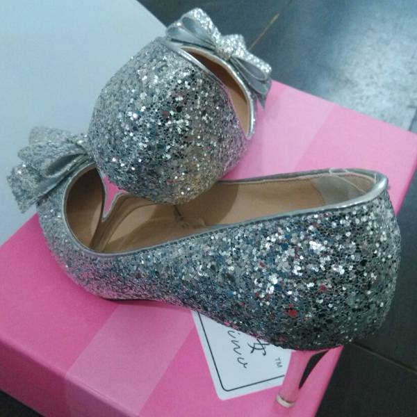 银色鞋子怎么搭配衣服,秋季的