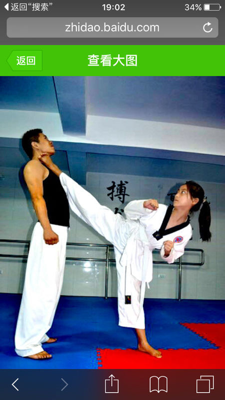 跆拳道女生的脚踢男生图片