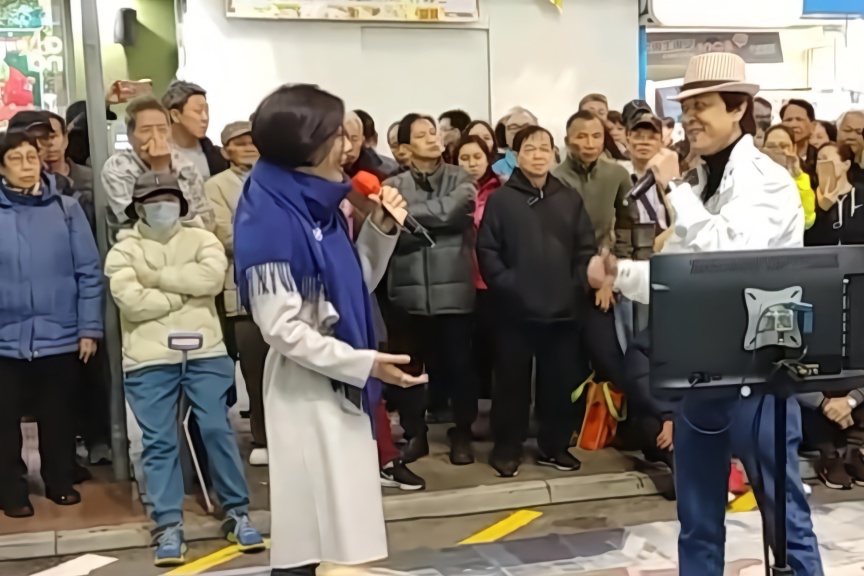 美女歌手街头与男子合唱《铁血丹心》,没想到男子才是真大神!
