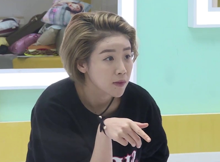 关名扬遭 猜题游戏绕晕一脸蒙圈 何丽开启腹黑模式狂放烟雾弹