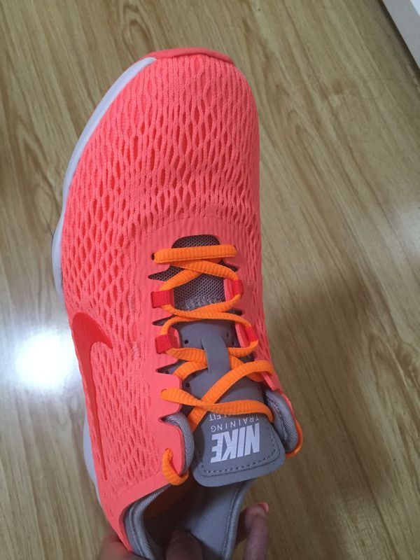 找香港代购帮我买了双耐克女鞋,求鉴定真假。