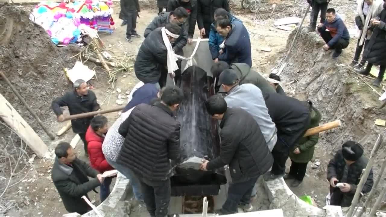 实拍:云南乡村葬礼,棺材500斤重,原来是这样下葬的