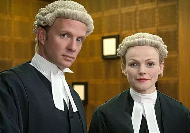 为什么西方法庭的法官都要戴假发?