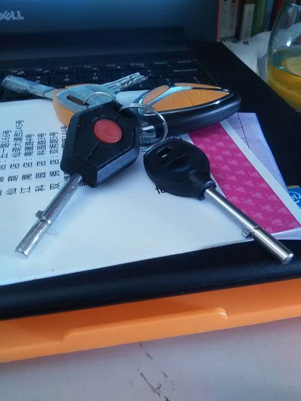新买了一辆雅迪电动车,可是不知道这两根圆钥