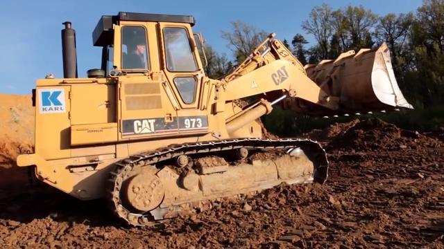 卡特履带式 装载机装土作业