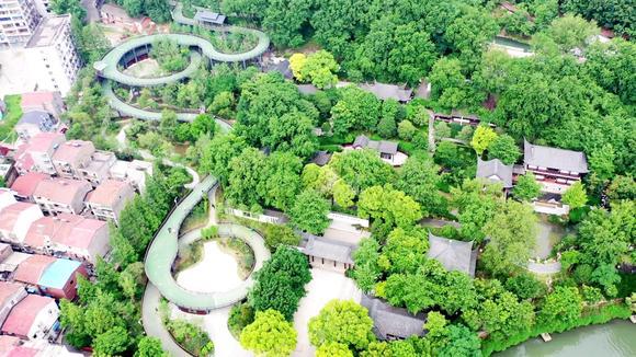 航拍荆门龙泉公园,亮点是上山景观廊桥,像盘旋而上的蛇