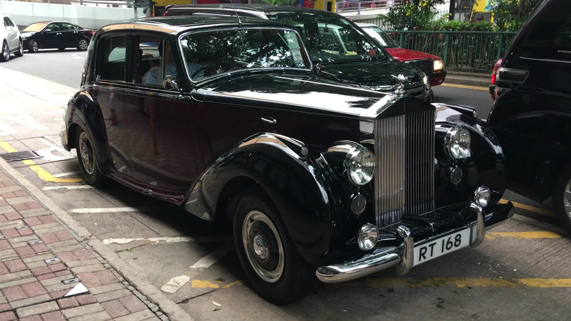 【 b>香港街拍 /b>】香港邂逅双色款50年代劳斯莱斯silver dawn