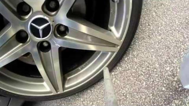 实拍:国外男子用干冰 清洗机洗车