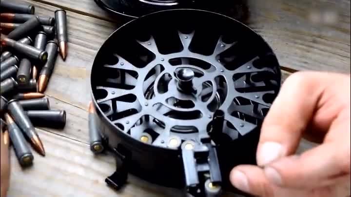 75发容量的弹鼓,原来是这样装弹的