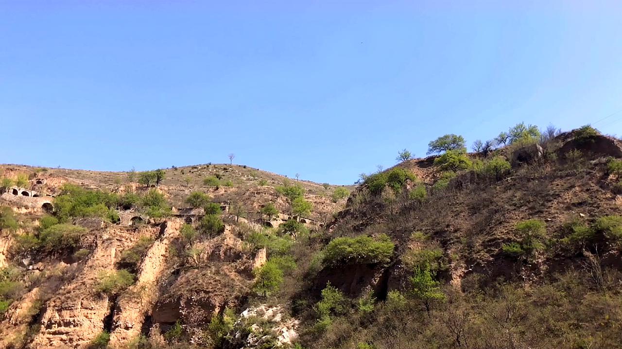 [图]走进山西,悬崖峭壁之上的无人村,人走窑空,却留下一片美景