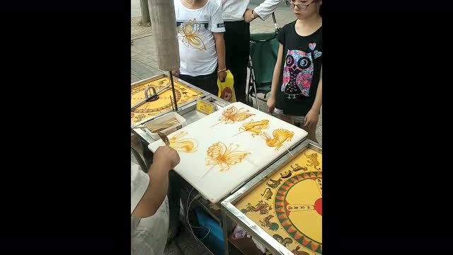 两块钱一次转盘,见证中国传统糖画手工技艺,可惜大爷艺技不外传