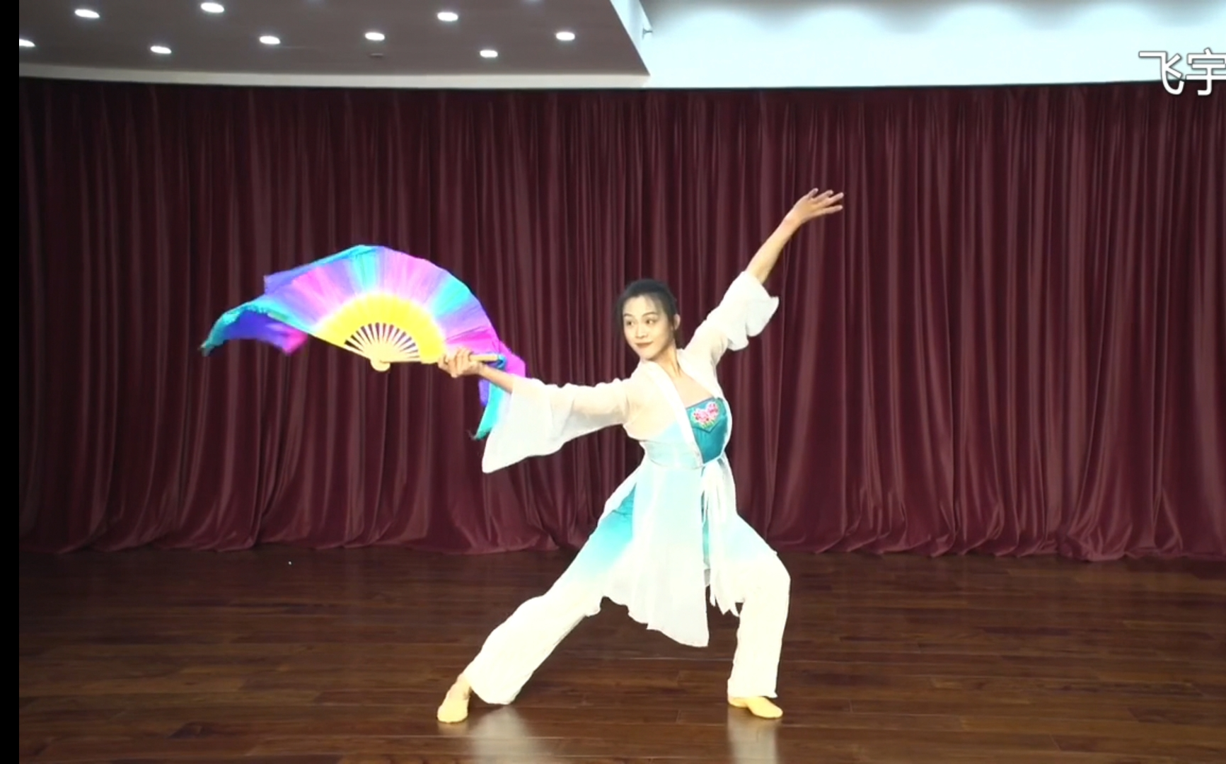 《扇舞丹青》 北京舞蹈学院 刘丽莎哔哩哔哩上传时间:23天前时长:08