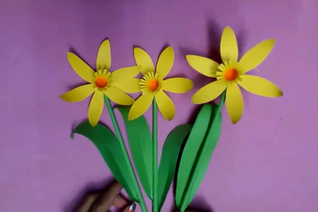 幼儿手工简单折纸diy,用黄色和绿色纸剪折成一枝黄水仙花