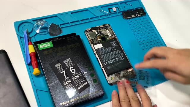 红米5plus b>更换手机内置电池视频 /b>教程升级4600毫安大容量红米