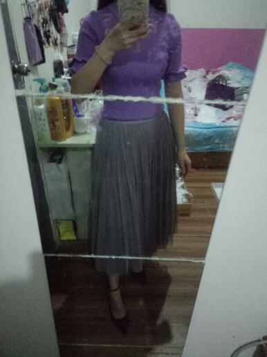 紫色上衣搭灰色裙子再配双深紫色高跟鞋,好看