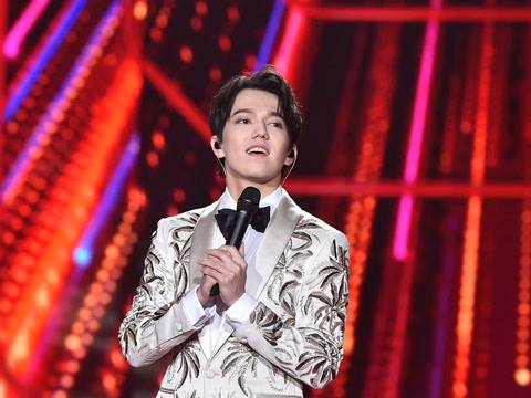 哈萨克斯坦传奇歌者迪玛希《荆棘王冠》帅呆全场!太酷了