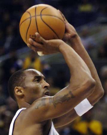 科比罚球的手臂姿势