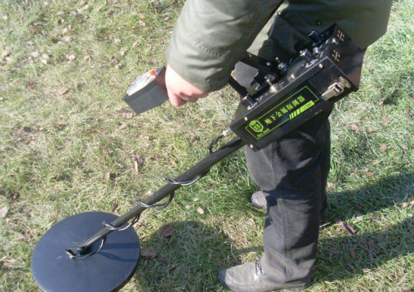 1,在军事上,金属探测器可用于探测金属地雷