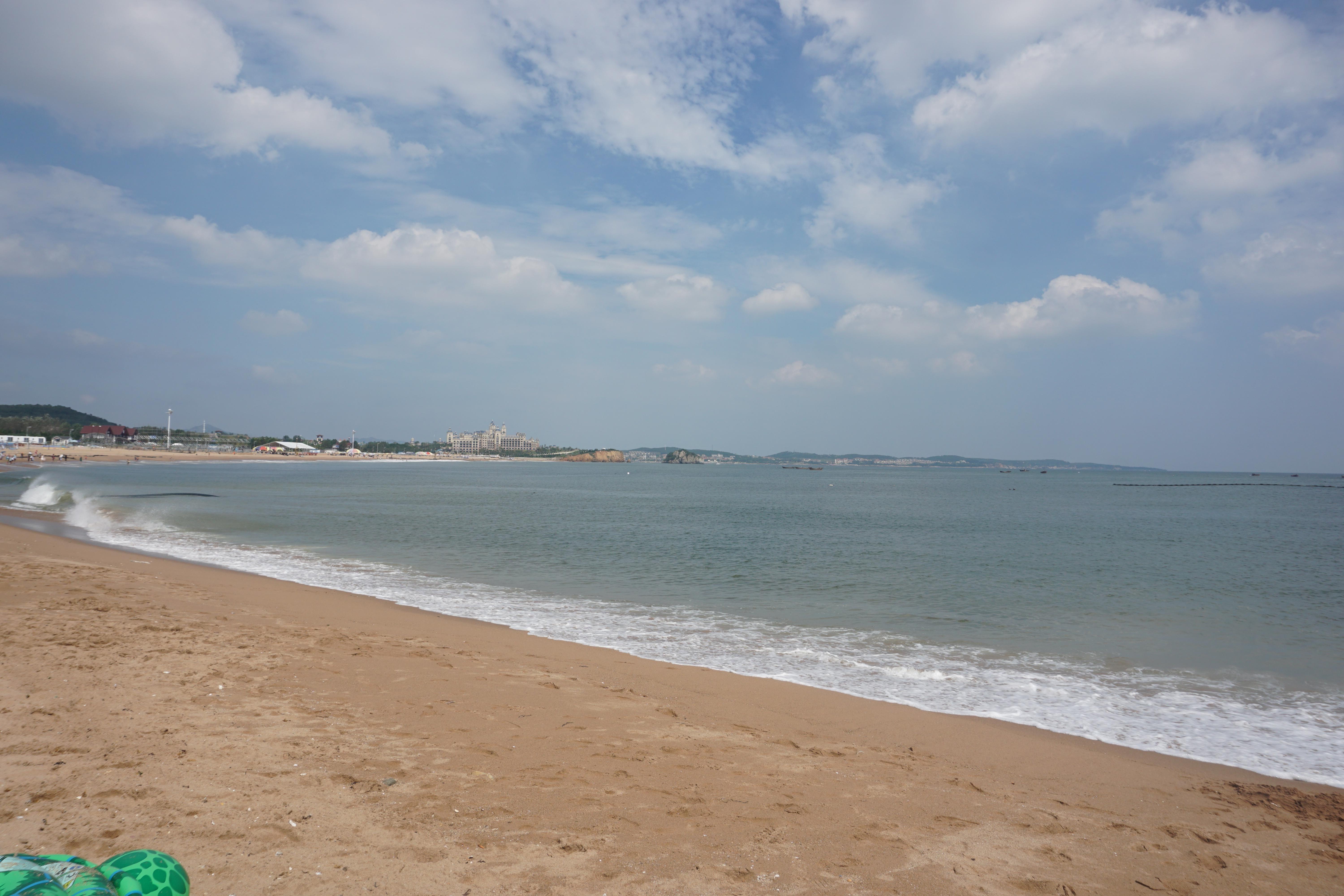 视频:大连金石滩黄金海岸浴场,挖沙子看海浪,遛狗吓到人没有一句道歉